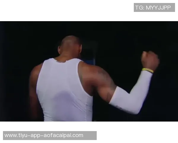 詹姆斯采访时仅用毛巾遮身引发热议网友呼吁他穿内裤以免尴尬