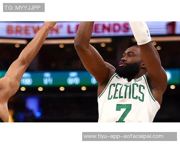 杰伦布朗半场高效得分27分继续展现超巨风采